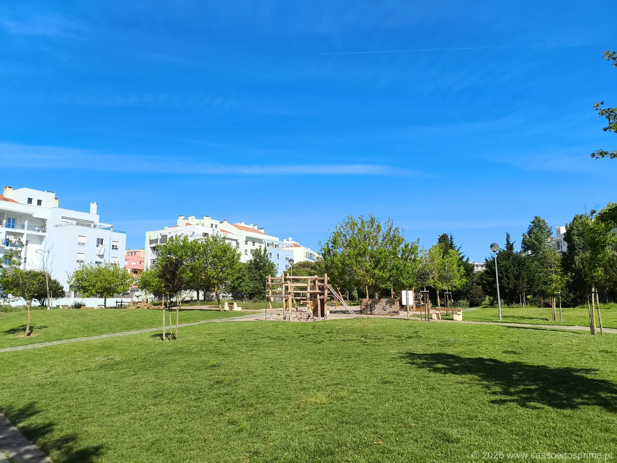 Parque e zona infantil de bairro em Sassoeiros, Carcavelos